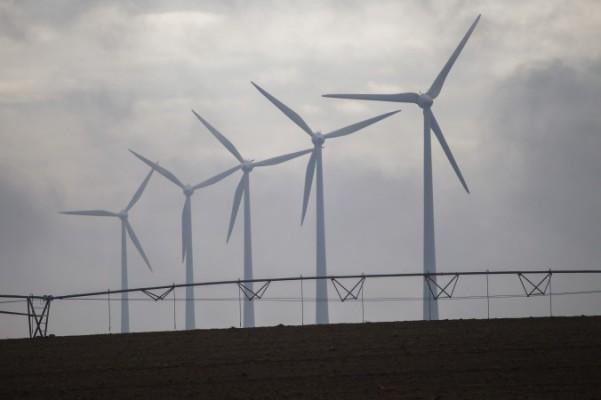 Vindkrafter vid en energieffektiv by i Tyskland, Feldheim, den 16 oktober 2014. EU hoppas att minska sin energikonsumtion med 20 procent till år 2020 och hoppas få fler energikällor. (Odd Aandersen / AFP/ Getty Images) 