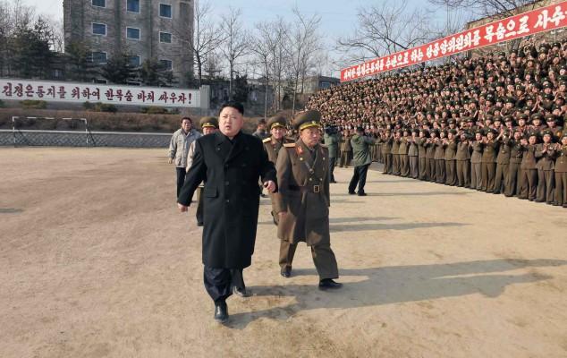 Nordkorea hotar återigen med kärnvapen. På tisdagen meddelade man att kärnreaktorn i Yongbyon nu kan producera plutonium till kärnstridsspetsar. Landets ledare Kim Jong-un inspekterar Folkets armé. Foto: KNS/AFP/Getty Image 