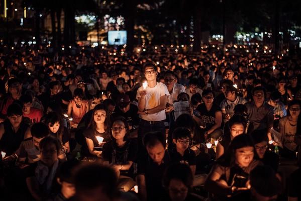 Hongkongs invånare deltar i ljusvaka som hölls i Victoria Park den 4 juni 2015 i Causeway Bay, Hongkong. Ljusvaka markerar 26-årsdagen av den brutala studentmassakern på Himmelska fridens torg 1989. (Foto: Anthony Kwan / Getty Images)
