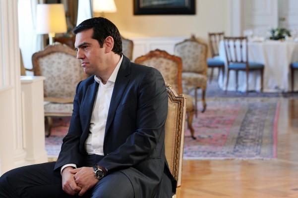 Den 24 juli i år deltog Greklands premiärminister Alexis Tsipras i ett möte med Greklands president och de politiska ledarna. De träffades innan en middag som presidenten gav inför 41-årdagen då landet återvändande till  demokratin när militärjuntan föll 1974. Foto:Louisa Goulimaki /AFP/Getty Images