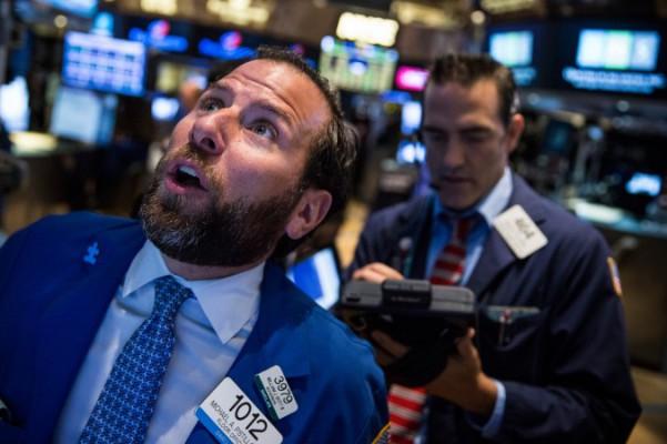 Aktiehandlare på New York-börsen, morgonen den 27 augusti 2015. Ekonomen och författaren He Qinglian menar att det är en illusion att Kina kommer att rädda världens ekonomi. Foto: Andrew Burton/Getty Images
