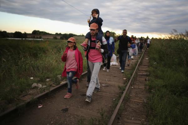 Det har varit en mödosam resa genom Europa för flyktingarna via de flesta fortskaffningsmedel. Under helgen anlände flyktingar till södra Sverige. Foto: Christopher Furlong/ Getty Images)