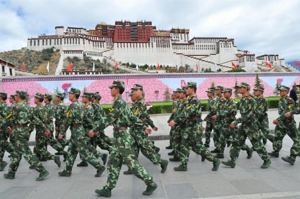 Kinesisk paramilitär polis patrullerar i Lhasa i samband med OS i Peking 2008. En högt uppsatt säkerhetstjänsteman, som drivit en hård förföljelsepolitik mot den tibetanska självständighetsrörelsen, har nyligen rensats ut, enligt officiella källor. (Foto: Teh Eng Koon /AFP /Getty Images)
