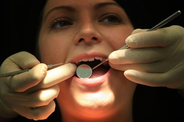 Enligt en ny undersökning av övertandläkare Helena Fransson vid Odontologiska fakulteten vid Malmö högskola håller rotfyllda tänder i minst fem till sex år. (Foto: Christopher Furlong /Getty Images)