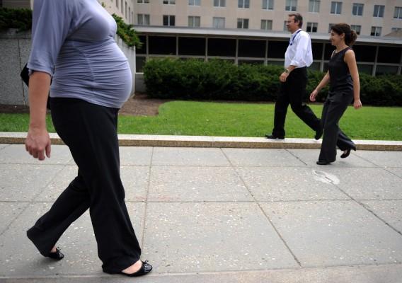 Förbjudna giftiga kemikalier fanns hos 100 procent av de amerikanska gravida kvinnorna, visar en ny studie. (Foto: Tim Sloan/AFP)  