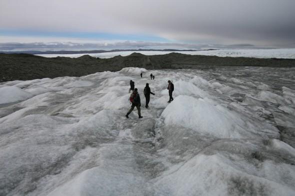 Turister går på Grönlands islock 3 sept 2007. Trots att 80 procent av Grönlands yta täcks av inlandsis, finns under isen rikligt med naturliga resurser såsom sällsynta jortartsmetaller. (Foto: Uriel sinai / Getty Images)