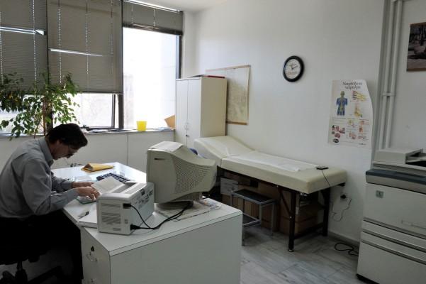 Läkare som arbetar på kliniker för den grekiska statens hälsofond EOPYY, har strejkat sedan november i protest mot en planerad omstrukturering av den förlustbringande organisationen. Ministeriet, som vill få bort korruptionen och få upp effektiviteten i vårdsektorn, säger att klinikerna ska öppna igen fast med ett nytt system. (Foto: Louisa Gouliamaki / AFP)
