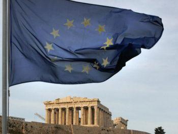 Europeiska unionens flagga ses vaja över det antika templet Parthenon på Atens Akropolisklippa, den 19 april 2005. (Foto: Aris Messinis / AFP / Getty Images)
