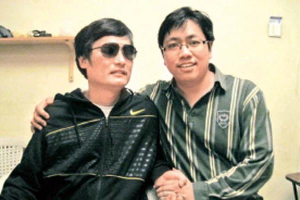Den kinesiske advokaten Guo Yunshan (höger) med människorättsaktivisten Chen Guangcheng, 2012. Guo släpptes av myndigheterna i måndags efter att ha suttit frihetsberövad i nästan ett år. (Epoch Week)
