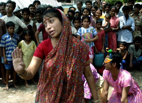 En grupp kvinnor uppför en gatuföreställning på en gata i Calcutta på den särskilda nationella "Trygga moderskaps-dagen" den 4 april. Dagen hålls för att öka medvetenheten om de kvinnor som dör vid barnafödsel. Var femte minut dör en indisk kvinna genom födselkomplikationer. (AFP PHOTO/Deshakalyan CHOWDHURY)