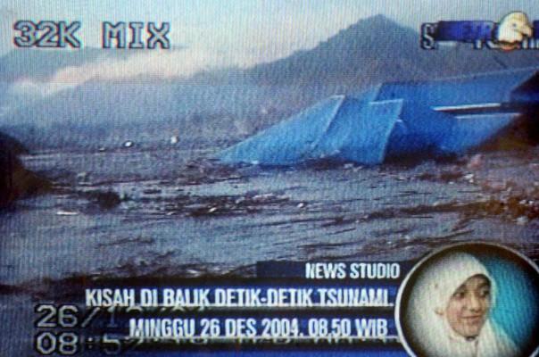 Det har funnits flera oklarheter med Lars Danielsson under katastrofkommissionens tidigare utredning. Kvinnan på bilden längst ner till höger videofilmade tsunamivågens framfart. (Foto: AFP/Metro TV)