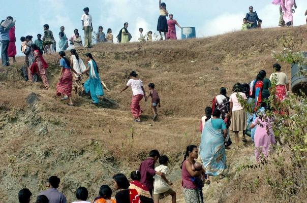 Panikslagna efter jordbävningen letade sig drabbade i området mot högre höjder. (Foto: AFP / Deshakalyan Chowdhury)