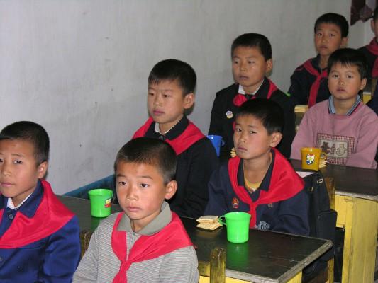 Nordkoreanska barn i Kosan i Kangwonprovinsen har fått mat från organisationen (WFP) The World Food Programme. (Foto: AFP /Ho/Gerald Bourke).