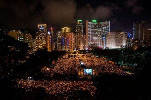Uppskattningsvis 180 000 människor samlas den 4 juni 2014 i Victoria Park i Hongkong för en ljusvaka till minne av offren för massakern på Himmelska fridens torg samt kräva att det kinesiska kommunistpartiet störtas från makten. (Foto: Phillipe Lopez/AFP/Getty Images) 
