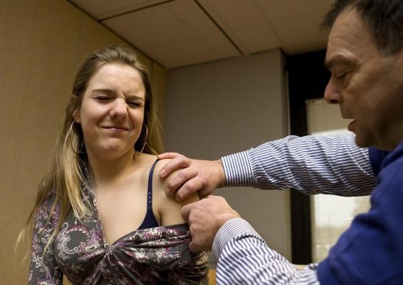 En flicka i Zwijndrecht, Nederläderna får en spruta med HPV-vaccin. Nederländerna har betydligt lägre (56 procent) vaccinationstäckning än Sverige, Norge och Danmark. (Foto: Robert Vos/ANP/AFP) 