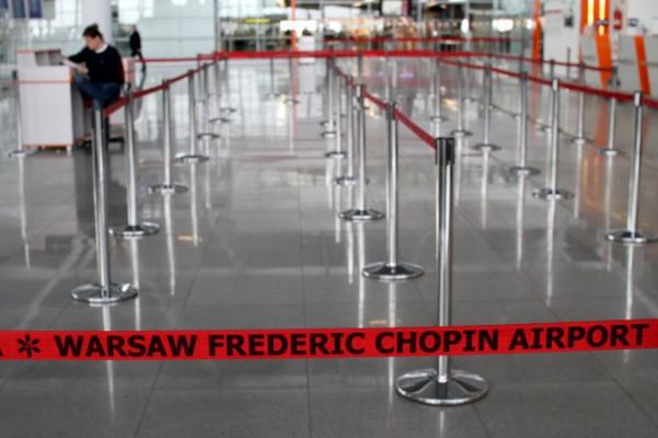 Incheckningsdiskarna på Frederic Chopins internationella flygplats i Warszawa är tomma efter att alla flygningar ställts in. (Foto: Joe Klamar/AFP/Getty Images)
