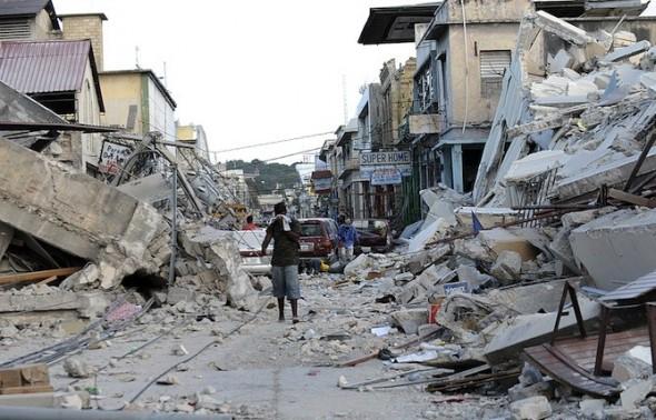 En man vandrar bland rasmassor i Port-au-Prince två dagar efter den förödande jordbävningen den 12 januari 2010. En seismologisk studie visar att området bör förbereda sig på ännu ett storskalv. (Foto: Juan Barreto /AFP/Getty Images)