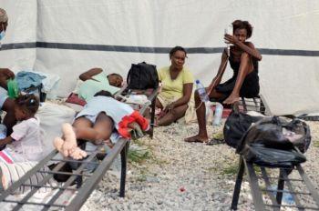 En mamma med sitt fjärde barn befinner sig i ett sjukhustält utanför S:t Nicolas sjukhus efter att en koleraepidemi drabbat landsbygden i oktober i S:t Marc på Haiti. (Foto: Frederic Dupoux/Getty Images) 