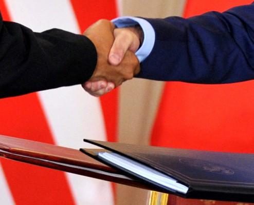 President Obama (vä) och Dimitry Medvedev skakade hand efter att ha undertecknat ett avtal om avvecklingen av strategiska kärnvapen. (Foto: AFP/Yuri Kadobnov)
