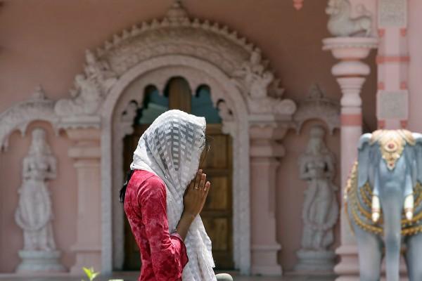 En hinduisk kvinna ber vid Hanumantemplet i Port-of-Spain i Trinidad. Andlighet och hälsa har traditionellt sett varit nära förbundna och det finns även modern forskning som pekar på sambandet. (Foto: AFP/Jewel Samad)