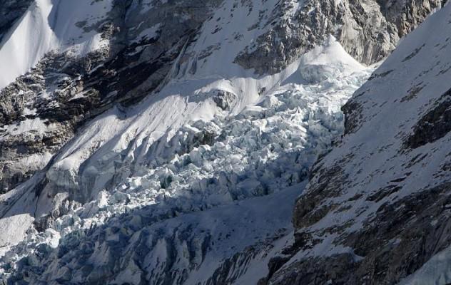 Ohotad? Khumbuglaciären i Everest-Khumburegionen är en av världens längsta. FN:s klimatpanel har backat från ståndpunkten att Himalayas glaciärer snabbt smälter bort. (Foto: Prakash Mathema/AFP/Getty Images)
