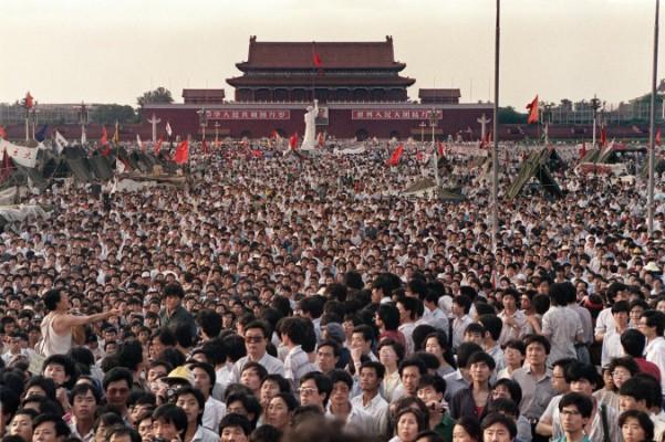 Detta arkivfoto som togs den 2 juni 1989 visar hundratusentals kineser som samlats runt en tio meter hög kopia av Frihetsgudinnan (mitten), kallad demokratigudinnan, på Himmelska fridens torg. (Foto: Catherine Henriette/AFP/Getty Images)