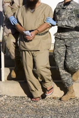 KUBA, Guantanamo Bay: En fånge eskorteras tillbaka till sin cell efter det årliga förhöret av den administrativa granskningsnämnden. Ca 445 fångar finns på Guantanamo basen under bevakning av de amerikanska styrkorna. (Foto: AFP/Paul J. Richards)