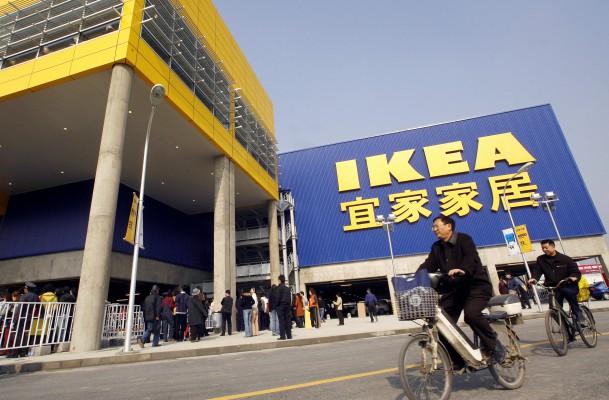 En kund cyklar förbi den nyöppnade IKEA affären i Chengdu i Kina. IKEA har öppnat sin fjärde affär i Chengdu i Kina efter Peking, Shanghai och Guangzhou. I Peking har IKEA byggt sin näst största affär i världen (Foto: AFP/Liu Jin)
