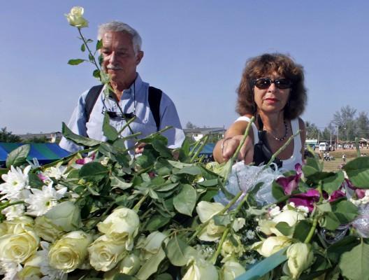 THAILAND, PHANG NGA: Släktingar till offren som dog i tsunami den 26 december 2004 lägger blommor under en ceremoni för att markera två års-dagen för händelsen i Thailand. I dagarna har det krävts en undersökning av misstänkta oegentligheter med bidrag från Storbritannien, Finland, Tyskland, Frankrike, Nederländerna och USA som var avsedda till identifiering av offer men som har använts till något annat. (Foto: AFP/Pornchai Kittiwongsakul)
