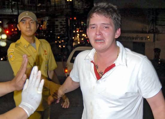THAILAND, Bangkok: En utländsk turist har skadats av en bombattack och får nu hjälp av sjukdvårdspersonalen i Bangkok, sent på kvällen den 31 december 2006. Tre personer dödades och minst 30 personer skadades varav nio utlänningar. (Foto: AFP)