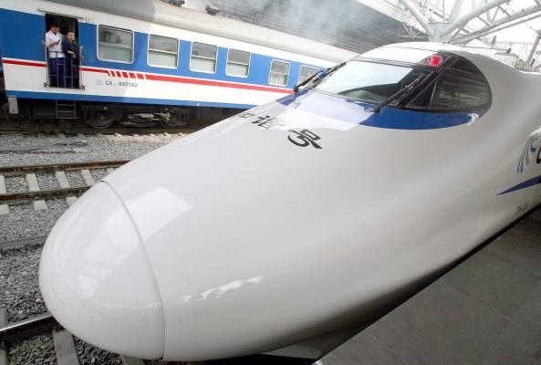 Kinas nya höghastighetståg har som jämförelse placerats bredvid ett vanligt tåg. (Foto: AFP/The Eng Koon)