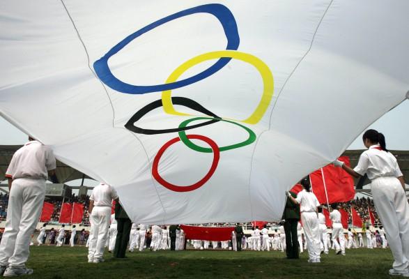 Kinesiska grundskoleelever iscensätter mini-olympiska spelen på ett stadium i Peking den 30 april 2007. Kinas skolväsende ökar sitt arbete som del av förberedelserna inför OS genom att sända material till 400 000 skolor i Kina med information om de olympiska spelen. (Foto: AFP/Goh Chai Hin)
