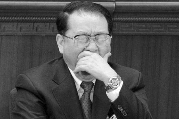 Li Changchun, tidigare medlem i politbyråns ständiga utskott, gäspar under ett öppningsmöte i Nationella folkkongressen i Folkets stora sal, Peking, den 5 mars 2012. Statliga medier har nyligen rapporterat om Li och hans familj och det ryktas att han kommer bli måltavla för korruptionsutredning. (Foto: Liu Jin/AFP/Getty Images)