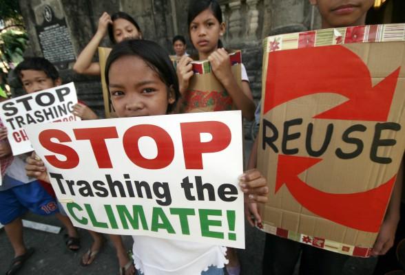Miljö- och klimatmedvetandet fick ett rejält lyft under 2007. Barnen på bilden bor i Manila i Filippinerna och demonstrerade i december för en sopfri jul för att minska miljöförstörelsen och hämma klimatkrisen. (Foto: Luis Liwanag/ AFP)
