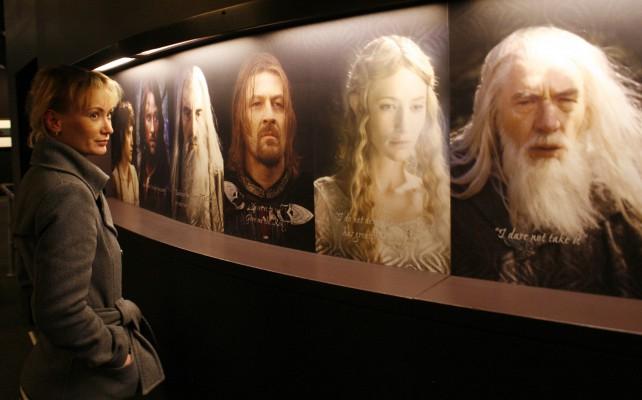 En kvinna tittar på de olika karaktärerna ur filmen "The Lord of the Rings" i en utställning som visades 2007 i Potsdam, östra Tyskland. (Foto: Michael Urban/ AFP/ DDP) 