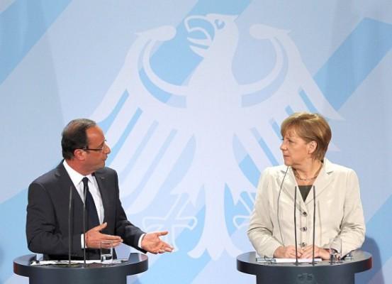 Frankrikes president François Hollande  och Tysklands förbundskansler Angela Merkel talar med media efter samtalen på kansliet om den europeiska skuldkrisen den 15 maj i Berlin, Tyskland. (Foto: Sean Gallup/Getty Images)