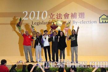 De fem kandidater som tidigare avgått utropar sig till segrare efter att ha vunnit tillbaka sina platser i Hongkongs lagstiftande råd genom ett fyllnadsval den 17 maj. (Foto: Pan Zaishu/The Epoch Times)