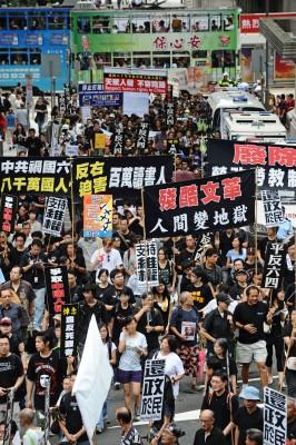 Hundratals demokratiaktivister marcherade på gatorna i Hongkong 1 oktober. (Foton: Antony Dickson/AFP)

