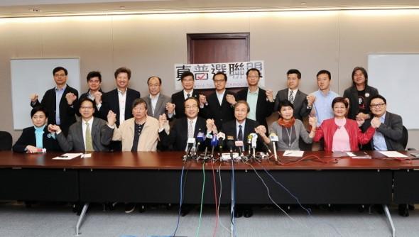 27 lagstiftare från 12 prodemokratiska grupper formade Alliance for True Democracy den 21 mars. Man vill utnyttja medborgarmakt för att pressa fram allmän rösträtt för valet av Chief Executive (Hongkongs ungefärliga motsvarighet till president) och den lagstiftande församlingen 2017. (Foto: Song Xianglong/Epoch Times)