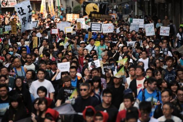 Tusentals demokratiaktivister marscherade i Hongkong den 1 april för att fördöma landets röstsystem och dess val av Leung Chun-ying som ny Chief Executive, då man tror att han är medlem i det Kinesiska kommunistpartiet. (Foto: Dale de la Rey/AFP/Getty Images)
