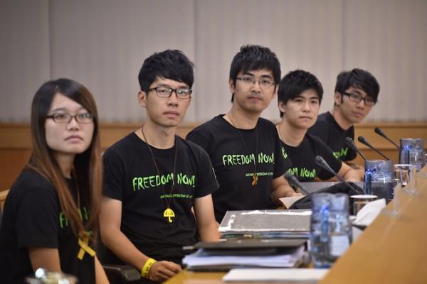 Hong Kong Federation of Students ledare, från vänster, Yvonne Leung, Nathan Law, Alex Chow, Lester Shum och Eason Chung, under samtal med Hongkongs myndigheter, den 21 oktober 2014. (Philippe Lopez/AFP/Getty Images)