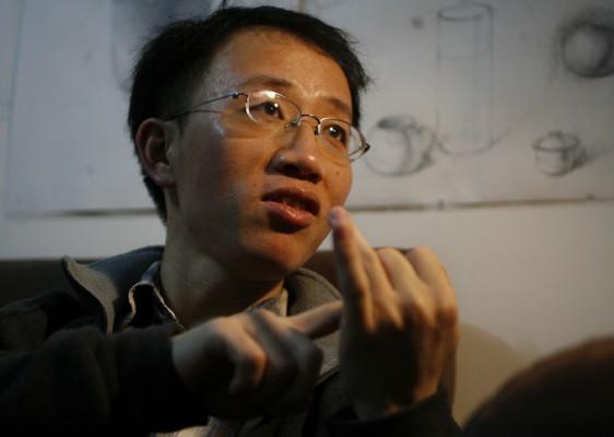Hu Jia, fängslad av Kinas regim, fotograferad i sitt hem i januari 2007. (Foto: AFP/arkiv)