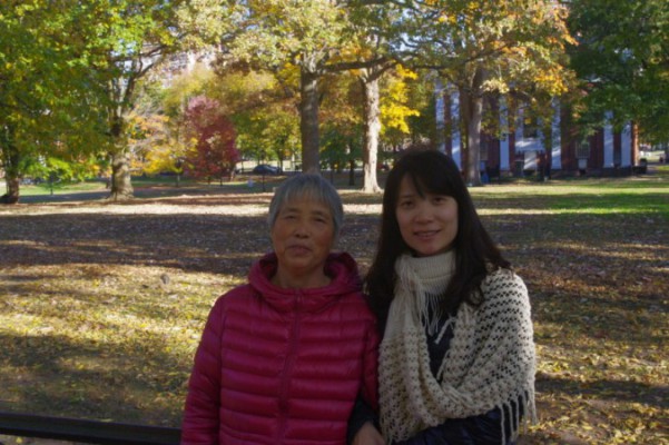 66-åriga Huang Qiaoqin (till vänster) och hennes dotter Yin Xiaofeng. Huang är åtalad för att ha spridit information om Falun Gong. Rättegången, som var den andra, ägde rum i Xuhuis distriktsdomstol i Shanghai den 22 januari 2015. (New Tang Dynasty Television)