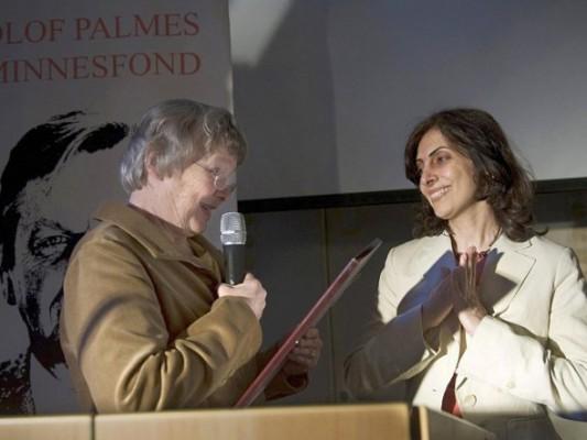 Shirin Ardalan, syster till Parvin Ardalan, tog emot Olof Palme-priset i mars 2008 i Stockholm från Lisbeth Palme. Parvin Ardalan fick priset 2007 för sitt arbete med jämställdhet och demokrati i Iran, men iranska myndigheter hindrade henne från att hämta priset. (Foto: Henrik Montgomery / AFP / Getty Images)