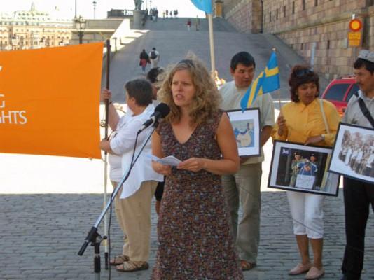 Louise Mattsson från Svenska Tibetkommittén talade på Mynttorget i torsdags om det långa förtryck som Tibets folk utsatts för av den kinesiska regimen. (Foton: Tony Lingfors/Epoch Times)

