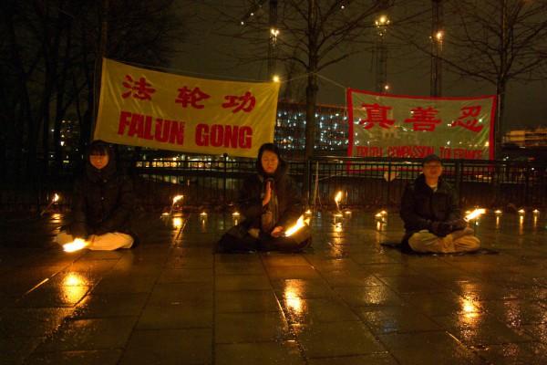 Utövare av Falun Gong höll ljusvaka framför stadshuset i Stockholm den 10 december, för att uppmärksamma brotten mot mänskliga rättigheter i Kina. ( Foto: Emil Almberg/ Epoch Times)
