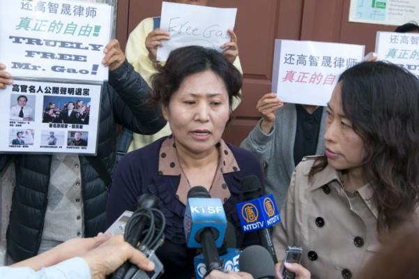 Gao Zhishengs fru, Geng He, talar med reportrar på en presskonferens i Kalifornien den 7 augusti. Gao, en av Kinas mest framstående människorättsadvokater, släpptes ur fängelset nyligen men kontrolleras och övervakas fortfarande. (Foto: Ma Youzhi/ Epoch Times)