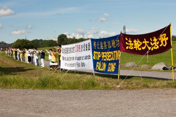 Falun Gong-utövare har en manifestation i Stockholm på den 20 juli 2012. (Foto: Epoch Times)