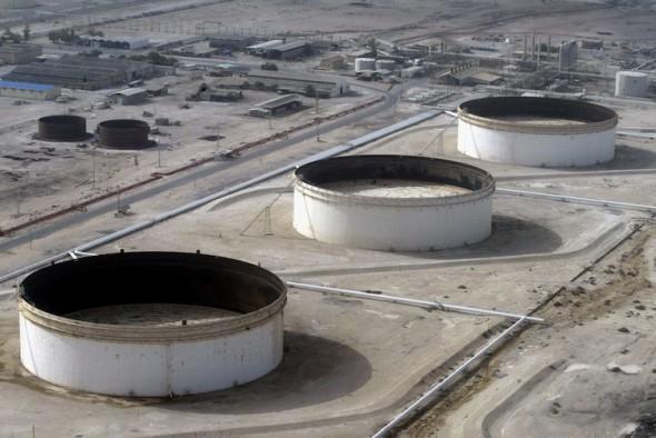 Arkiv foto från maj 2004 visar Lavans oljeraffinaderi. Iran meddelade på söndagen att de ska sluta exportera olja till Frankrike och Storbritannien, fyra månader innan EU:s embargo mot iransk olja träder i kraft. (Foto: Behrouz Mehri /AFP/Getty Images)