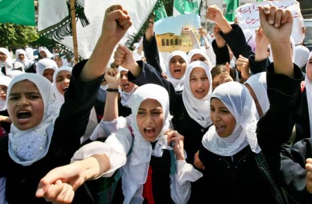 Palestinska skolbarn ropar anti-israeliska slagord under en protest i Gaza City den 5 oktober, 2009. (Foto: Mahmud Hams / AFP / Getty Images)